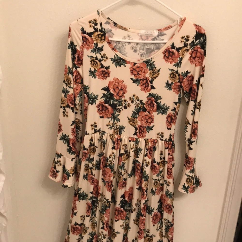 Maxi dress, flared sleeves, size S. Never worn.